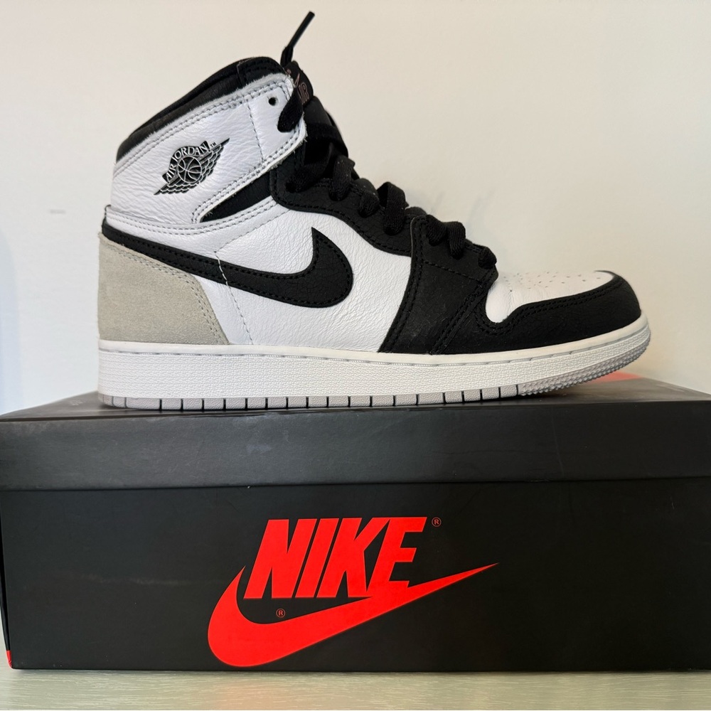 GRD SCHOOL NIKE JORDAN WHITE/BLEACHED CORAL BLACK SIZE 6.5Y